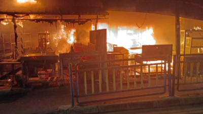 武吉南玛巷小贩中心今日清晨失火，烧毁面积达80%，所幸无人伤亡。